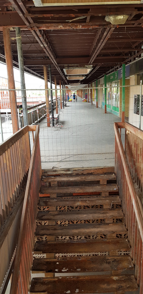 Ulice se místním rozpadá před očima.