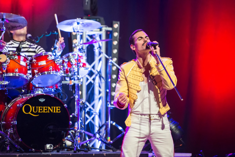 Ve 20:30 hod. přijde zlatý hřeb Boršovských slavností – pecky a šlágry legendární skupiny Queen v podání českých QUEENIE.