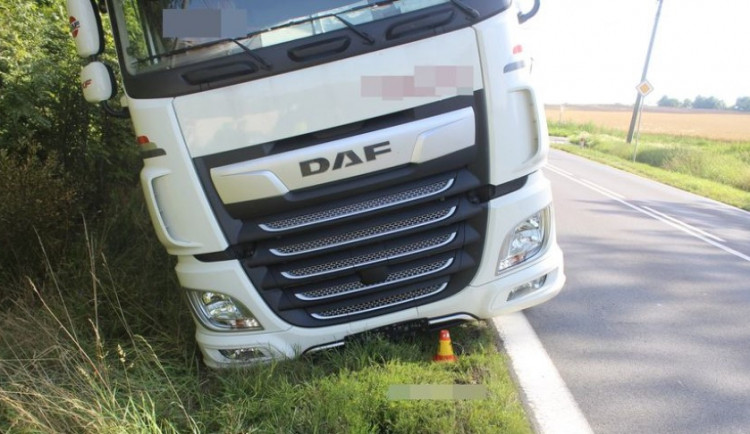 Řidič kamionu havaroval do příkopu. Policie zjistila, že má zákaz řízení