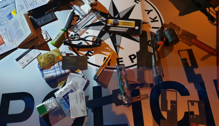 Vaše platební karta v rukou podvodníků na opačném konci světa. Daň za neopatrnost při výběru z bankomatu