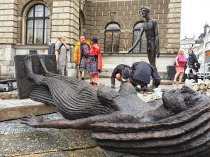 FOTO: Nové sochy před radnicí. Do Liberce se po půl století vrací dílo Olbrama Zoubka