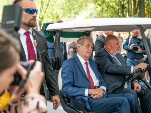 FOTO: Zeman přijel na Živitelku v golfovém vozíku. V proslovu kritizoval Martina Bursíka