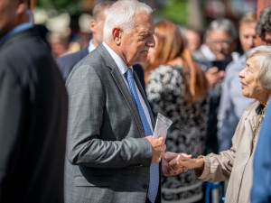 Zeman přijel na Živitelku v golfovém vozíku. V proslovu kritizoval Martina Bursíka.