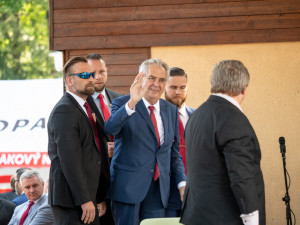 Zeman přijel na Živitelku v golfovém vozíku. V proslovu kritizoval Martina Bursíka.