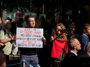 Zeman přijel na Živitelku v golfovém vozíku. V proslovu kritizoval Martina Bursíka.