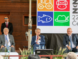 Zeman přijel na Živitelku v golfovém vozíku. V proslovu kritizoval Martina Bursíka.