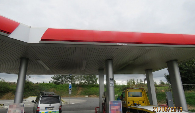 Řidič poškodil střechu čerpací stanice a ujel. Pátrá po něm policie