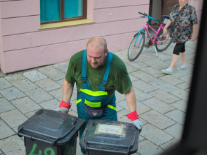 V popelnici najdeme mobil, ale i bezdomovce. V Olomouci posbíráme sto tun odpadu denně.