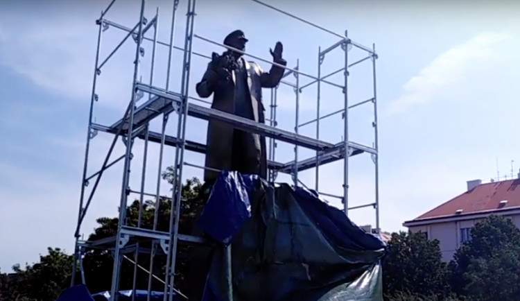 Kolem Koněva už zase není plachta, v sobotu odpoledne ji strhl starší muž