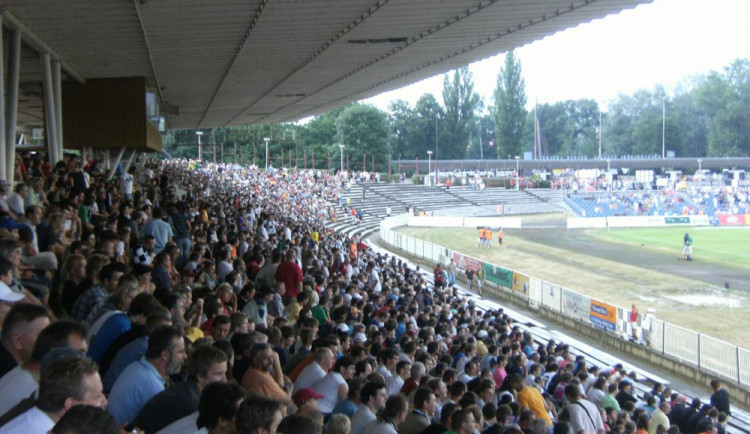 Na fotbal tedy chodili tisíce lidí.