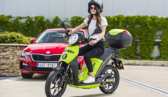 Škoda spustí v Praze službu sdílených elektrických skútrů.