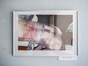 Průstřel žebra i oběšenec za ranního úsvitu, policie vystavuje fotky z místa činu.