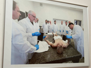 Průstřel žebra i oběšenec za ranního úsvitu, policie vystavuje fotky z místa činu.