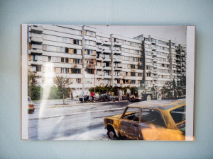 Průstřel žebra i oběšenec za ranního úsvitu, policie vystavuje fotky z místa činu.