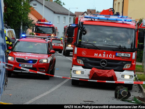 Policie obvinila řidiče auta, který se srazil s vlakem v Uhříněvsi