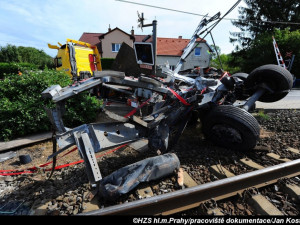 FOTO: Policie obvinila řidiče auta, který se srazil s vlakem v Uhříněvsi