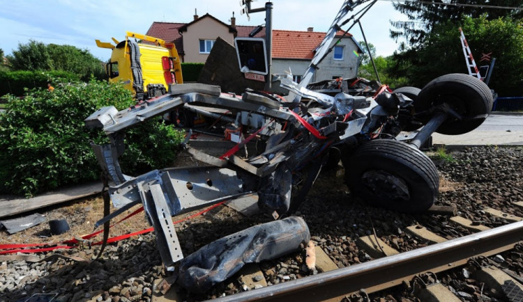 Policie obvinila řidiče auta, který se srazil s vlakem v Uhříněvsi