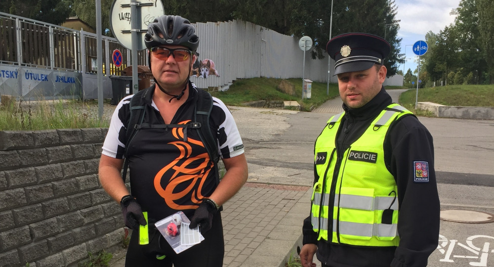 Policie kontrolovala cyklisty. Na Jihlavsku dostali reflexní prvky a blikačku na kolo