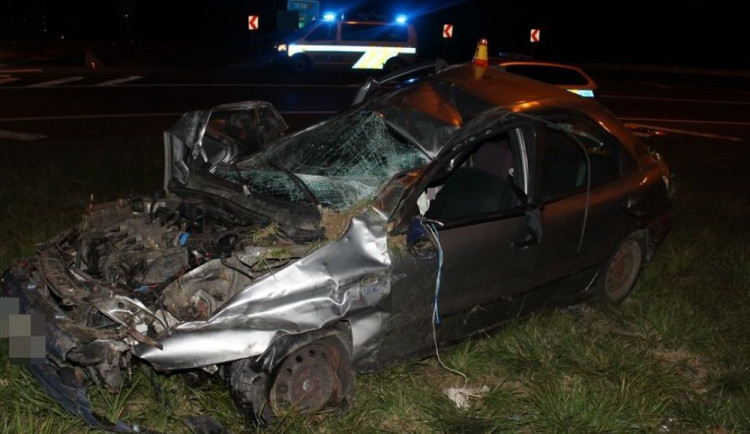 Muž na pervitinu havaroval na kruhovém objezdu u Globusu. Policie ho našla o tři hodiny později na dálnici