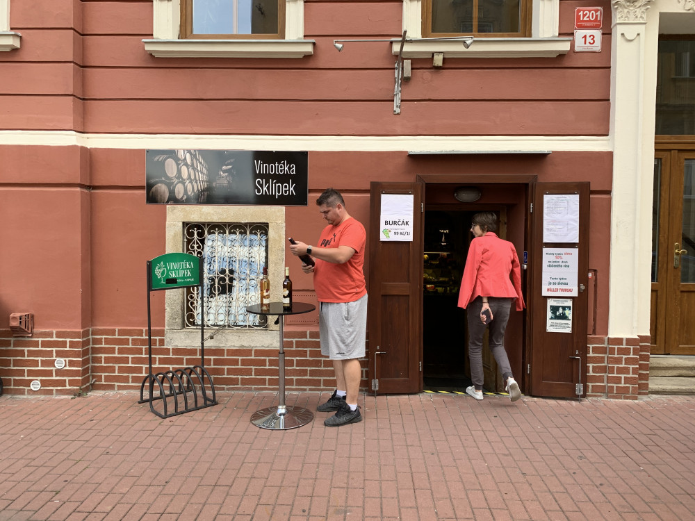 Máte chuť na kvalitní víno či sezónní burčák a nechce se vám pro něj do vinotéky? Nezoufejte. Přímo domů vám oblíbený nápoj přiveze Vinotéka Sklípek