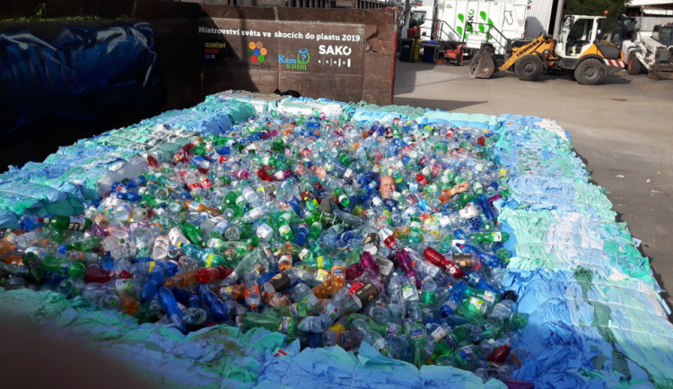 V Brně naplnili bazén PET lahvemi, lidé se poučili o odpadech.