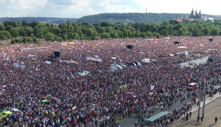 Po celém Česku se dnes uskuteční akce na podporu demokracie