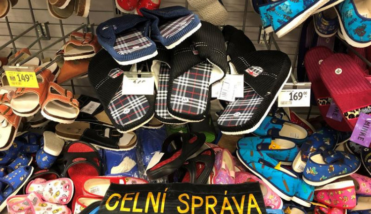 Celníci našli v obchodech napodobeniny značkových bot za 5,8 milionu korun