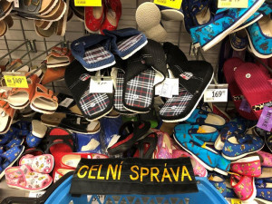 Celníci našli v obchodech napodobeniny značkových bot za 5,8 milionu korun