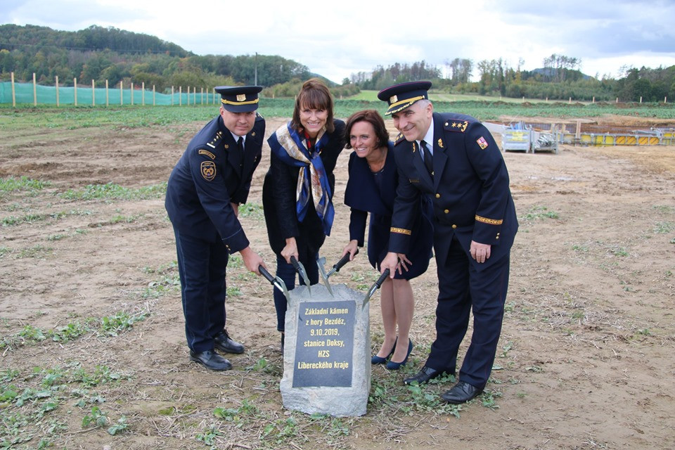 Včera proběhlo slavnostní poklepání na základní kámen nové stanice v Doksech.
