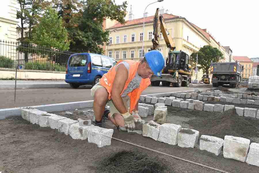 Na Gorkého přibydou parkovací místa a stromy, zástupci města vyslechli autory petice