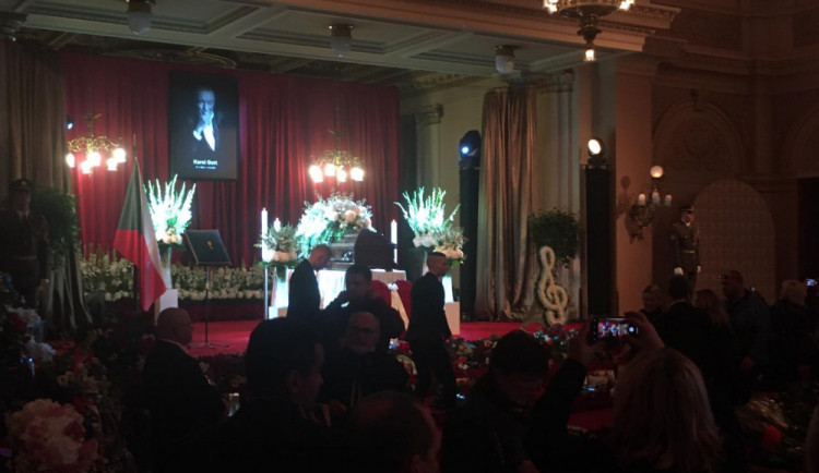 Lidé se přicházejí poklonit Karlu Gottovi na Žofín.