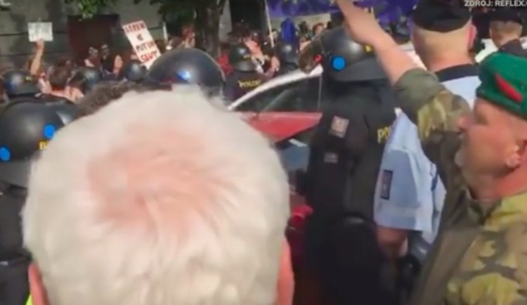 Soud potvrdil podmínku a peněžitý trest za hajlování na akci SPD.