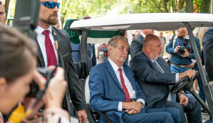 Zeman vyznamená Klause či Kusturicu, Babiš již seznam podepsal