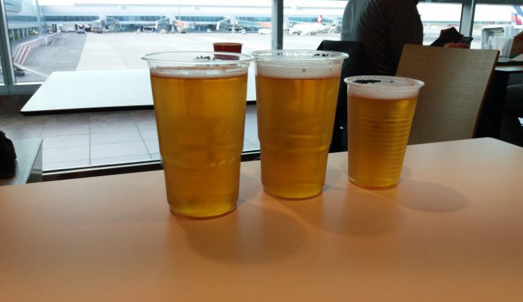 Provozovatelé restaurací na letišti diskriminovali cizince.