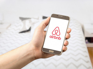 Poplatek z ubytování dopadne od ledna i na služby typu Airbnb