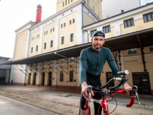 Bude to pěkná nálož, říká Jakub Vlček o nejtěžším cyklistickém závodě. V sedle kola se chystá objet svět