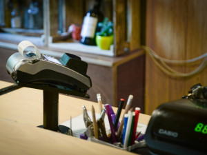 PRŮZKUM: Kde kartou nezaplatíte? Čtenářům Drbny chybí platební terminál v autobusech i na trzích