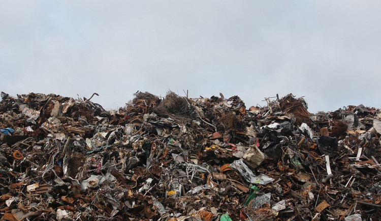 Ekologové kritizují odpadový zákon bustami politiků v kontejneru