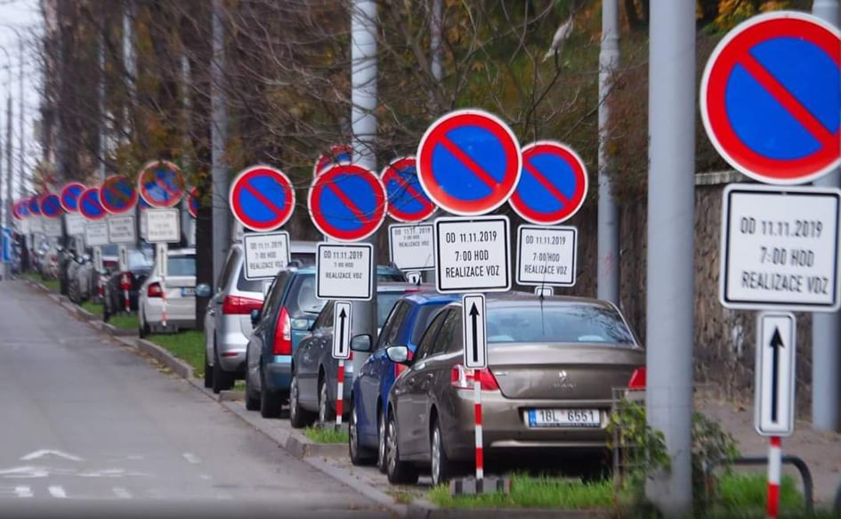 Dopravní značky na ulici Úvoz