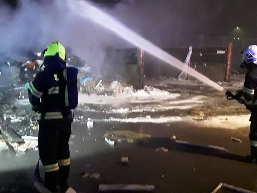 Hasiči zasahují u požáru skládky. Doporučujeme nevětrat, radí lidem v rozhlase