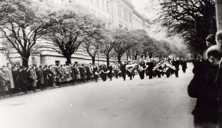Opletalův pohřeb vyústil ve velkou protihitlerovskou demonstraci.