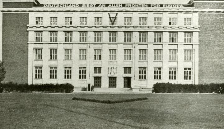 Právnickou fakultu obsadilo po dobu druhé světové války gestapo.