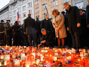 Za pískotu protestujících Babiš ráno položil květinu na Národní