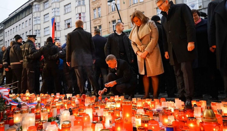 Za pískotu protestujících Babiš ráno položil květinu na Národní.