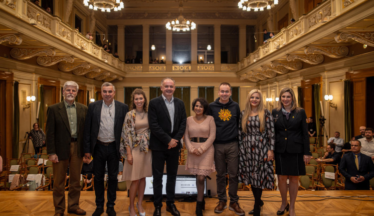 Potlesky ve stoje pro pokoru a lidskost. Z vedení firem zatím nezmizely.