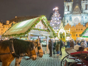 Vánoční trhy v Praze zvou na novou výzdobu nebo do iglú