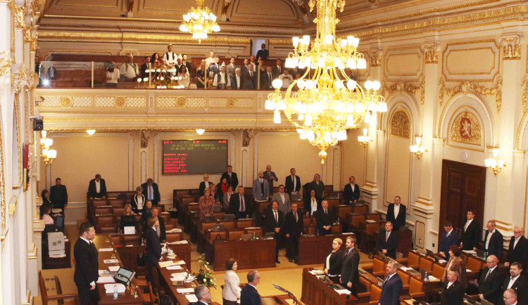 Sněmovna odložila debatu k auditu Evropské komise o Babišovi do příštího roku.