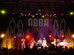 Chystejte blyštivé oblečky, v půlce prosince vypukne ABBA mánie.