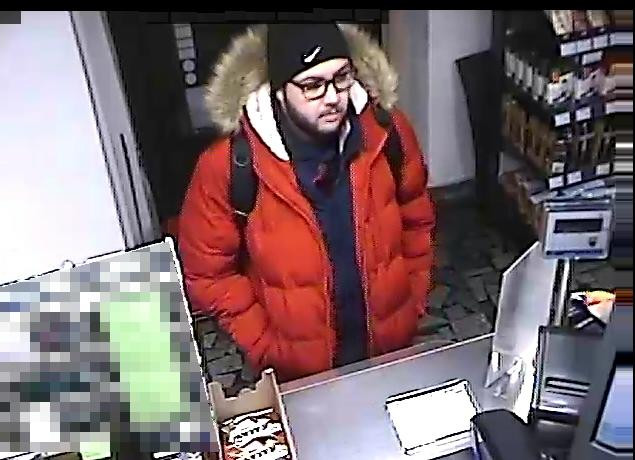 Našel ztracenou peněženku a okamžitě začal utrácet. Identifikuje veřejnost podezřelého?