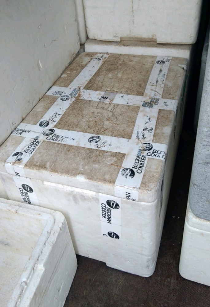 Špinavé bedny plné stovek kilogramů masa. Inspektoři odhalili nelegální rozvážkový prodej.